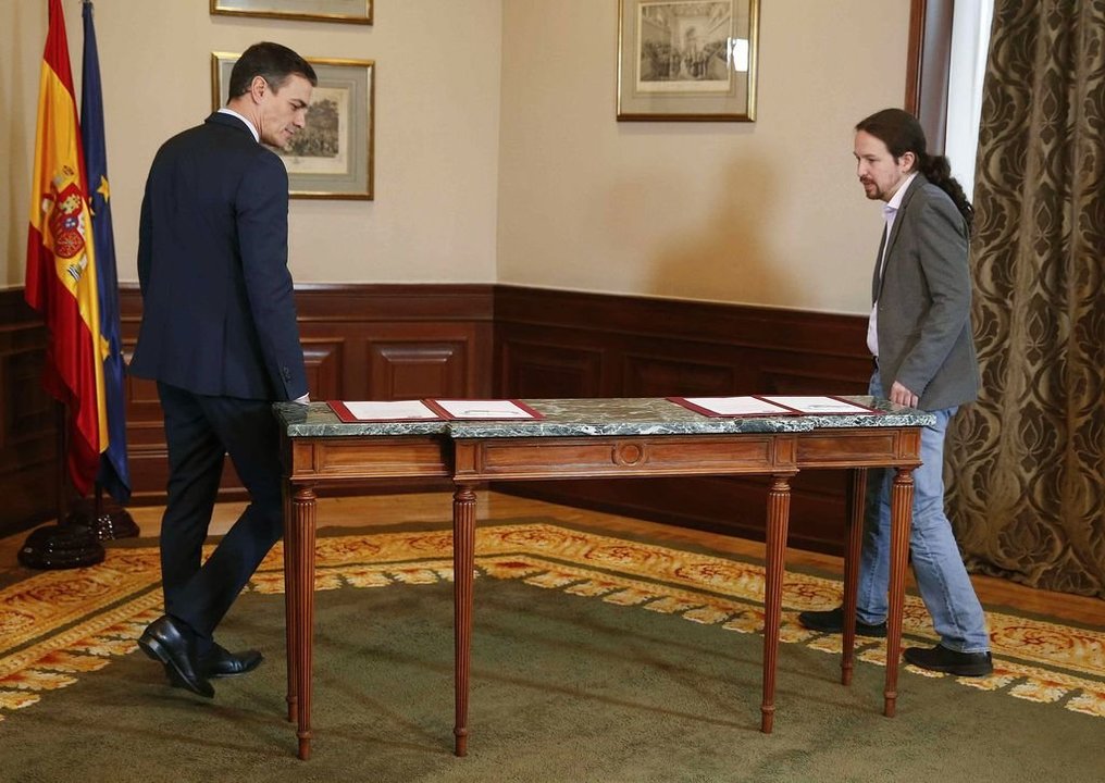 Pedro Sánchez y Pablo Iglesias, antes de rubricar el acuerdo para un gobierno de coalición.
