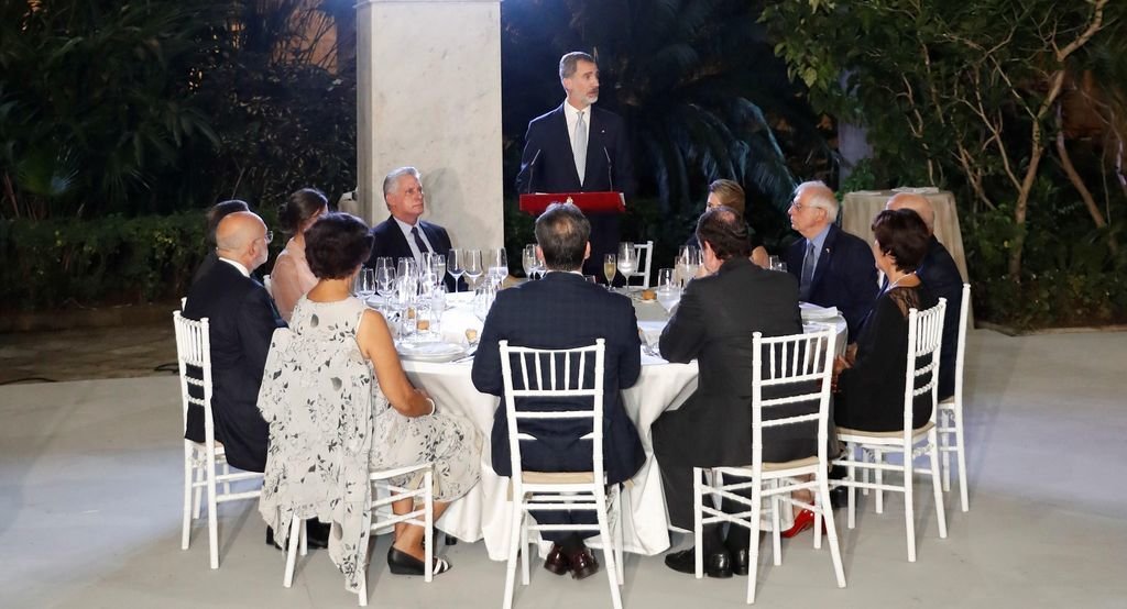 El rey Felipe VI (c) durante su intervención en la cena ofrecida por los monarcas españoles al presidente de Cuba, Miguel Díaz-Canel, este miércoles en el Palacio de los Capitanes Generales de La Habana.