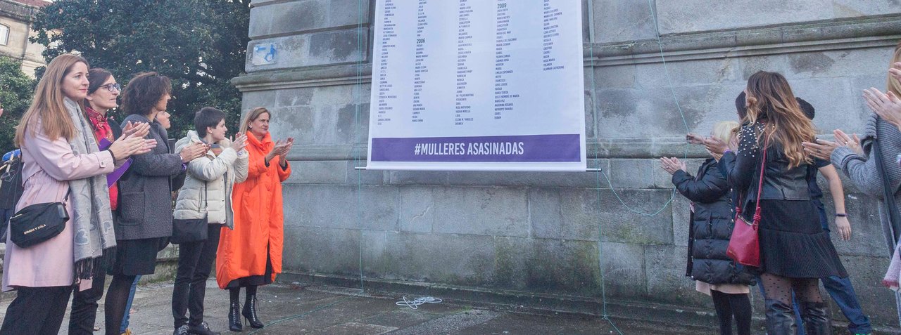 La Diputación de Pontevedra desplegó ayer una gran lona en su fachada con los nombres de las más de mil asesinadas por la violencia machista.