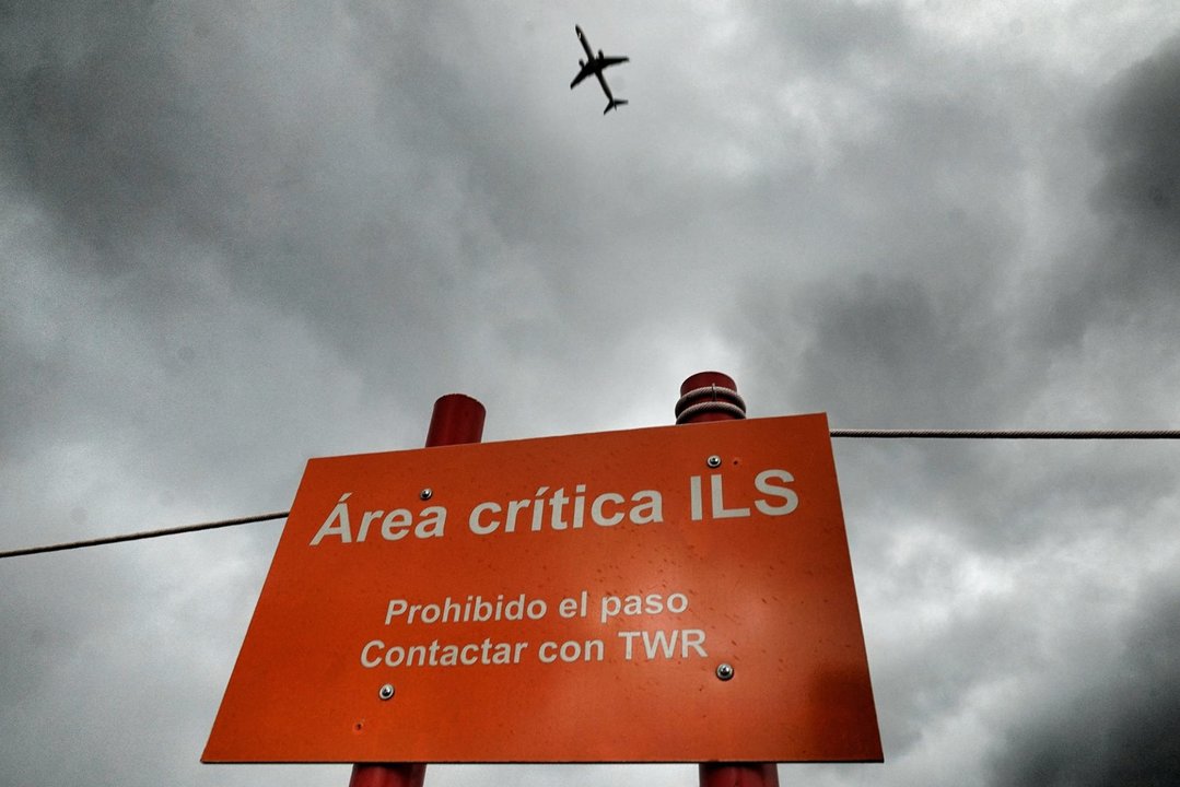 El avión afectado por el viento en Peinador esta mañana // Vicente Alonso