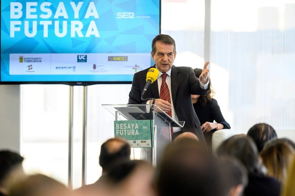 Abel Caballero ayer durante su intervención en la iniciativa &#34;Besaya Futura&#34;, en Torrelavega.