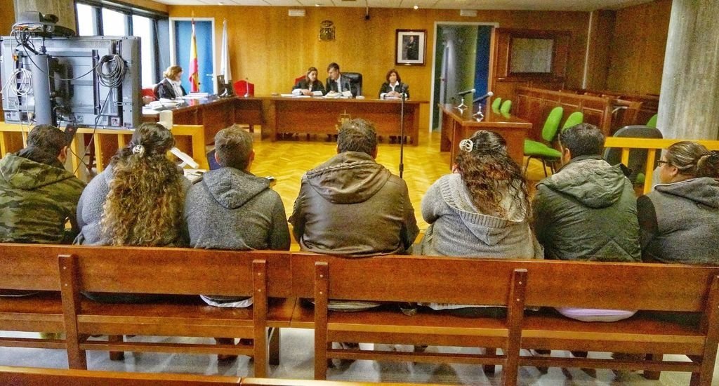Los acusados, en el banquillo de la Audiencia en Vigo.