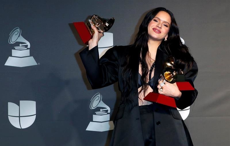 Rosalía arrasó este jueves en los Latin Grammy con tres premios