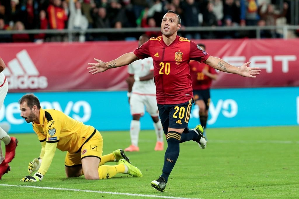 Santi Cazorla celebra el segundo gol de España ante el portero de Malta, Henry Bonello.