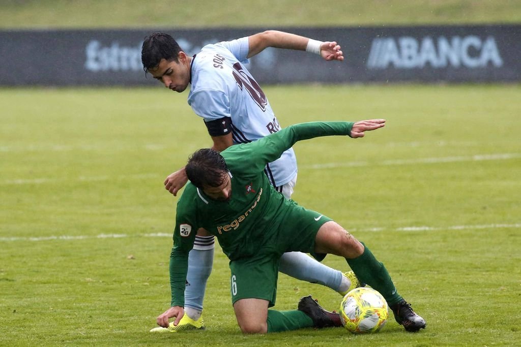 Solís disputa un balón en el último partido del Celta B.