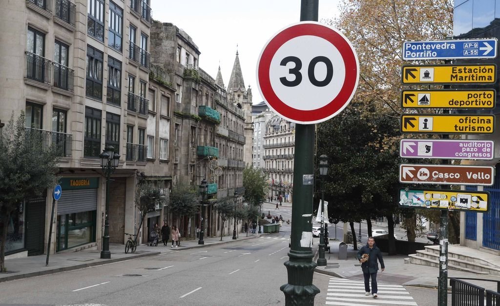 Las zonas a 30 se van extendiendo por toda la ciudad, en la foto Alfonso XIII, y ahora se analiza reducir la velocidad a 10 en algunas como ya hace Pontevedra.