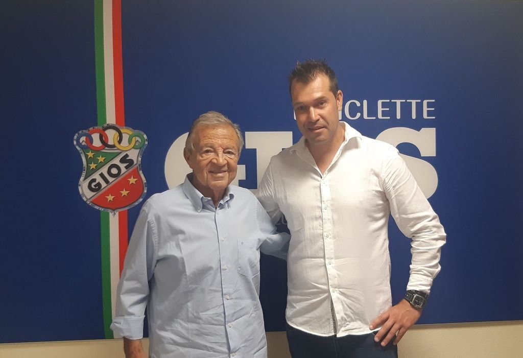 Luca Gios y Enrique Salgueiro, tras el acuerdo de patrocinio entre la firma de bicicletas y el equipo.