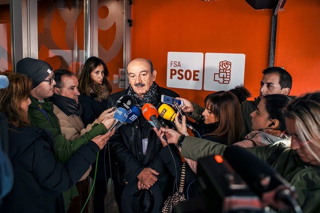 Mazón atiende a los medios tras su encuentro con Adriana Lastra en Oviedo.