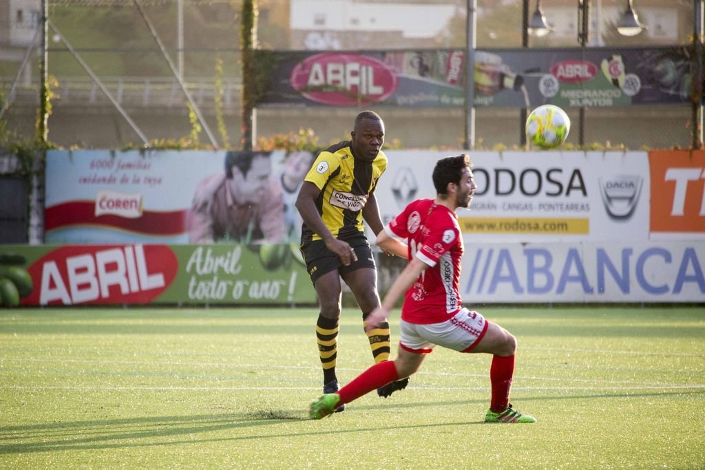 El mediocentro del Rápido Mou ejecuta un pase ante el acecho de un futbolista del Estradense.