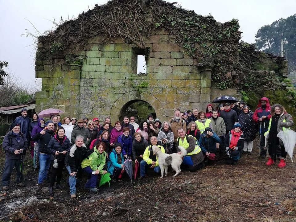Los participantes en la ruta por Albeos posaron con las ruinas del monasterio medieval.