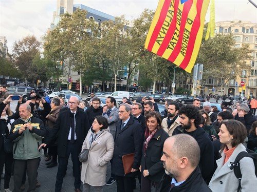 El presidente de la Generalitat Quim Torra llega a las inmediaciones del TSJC y le reciben Artur Mas, Roger Torrent y su Govern