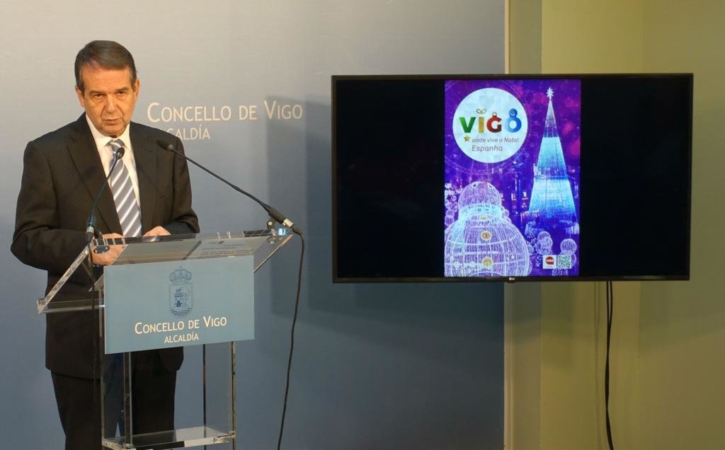 El alcalde con la imagen del cartel que se podrá ver en 9 ciudades españolas y 3 portuguesas.