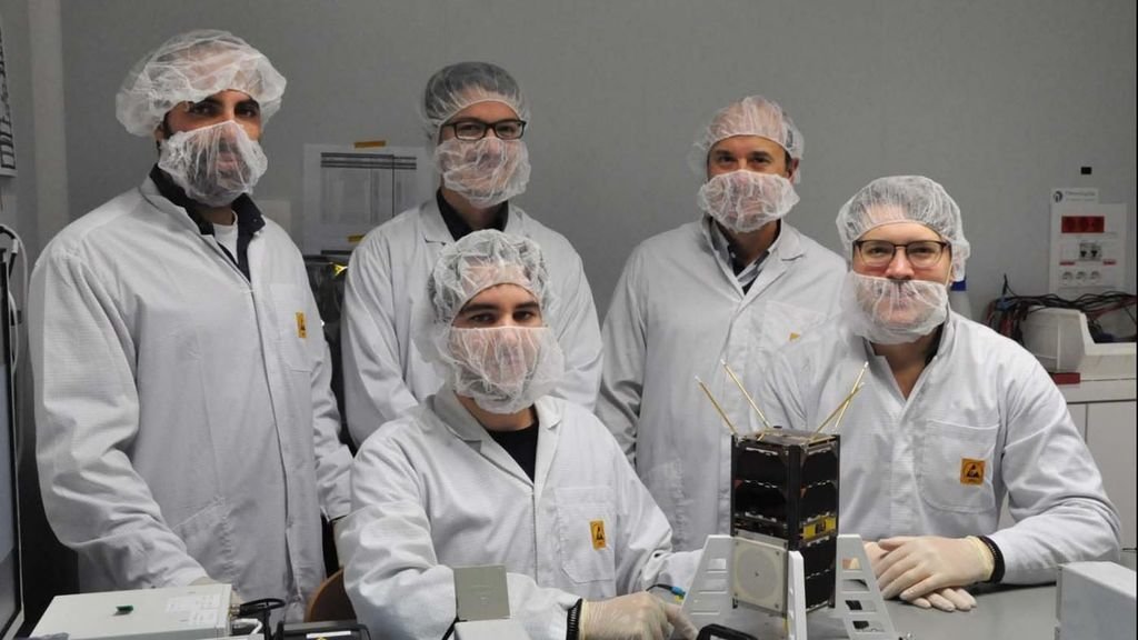 La Agrupación Aeroespacial con el ‘‘cubesat” Lume-1, con el que ya colaboran con la Universidad de Oporto.