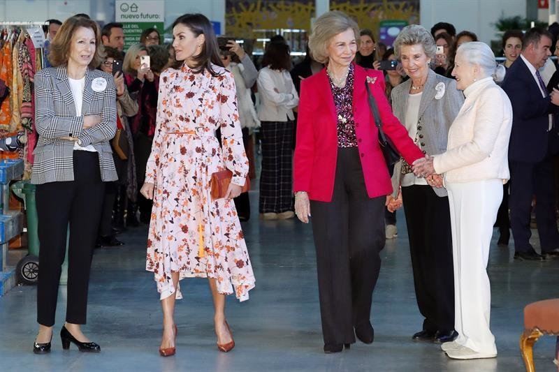 La reina Letizia y la reina emérita Sofía junto a la presidenta de la asociación Nuevo Futuro, Josefina Sánchez Errázuriz (i), visitan &#34;El Rastrillo 2019&#34;