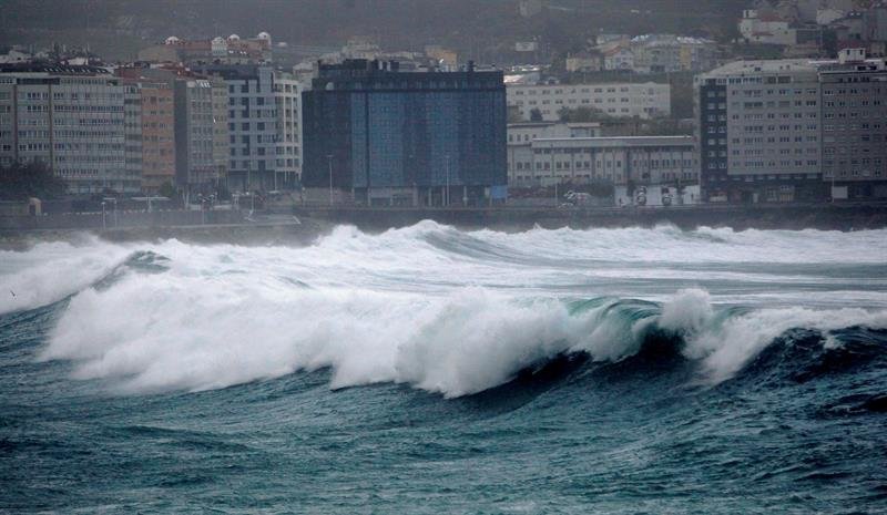 Las olas rompiendo contra la costa de la ciudad de A Coruña