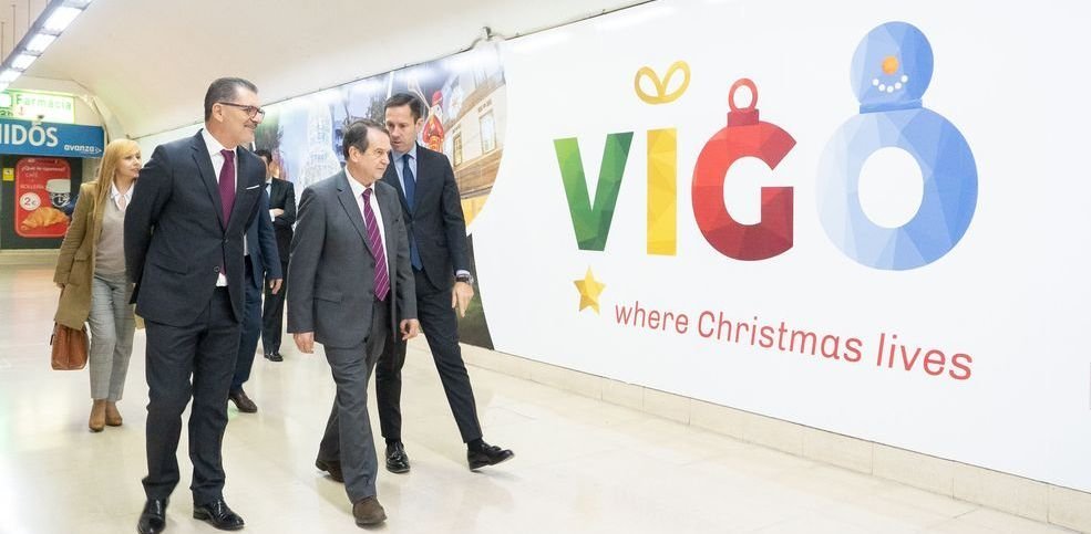 Caballero visitó la estación de autobuses de Madrid y el túnel que conecta con el metro, donde está la publicidad de la Navidad de Vigo.