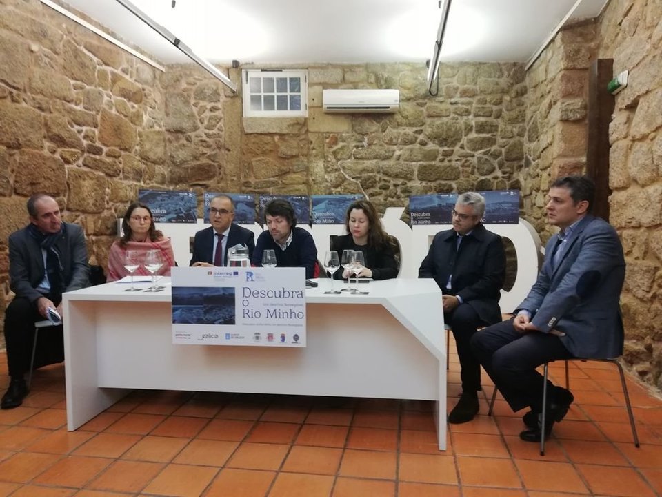 Alcaldes y técnicos de Turismo de Galicia y Norte de Portugal, ayer en Monçao.