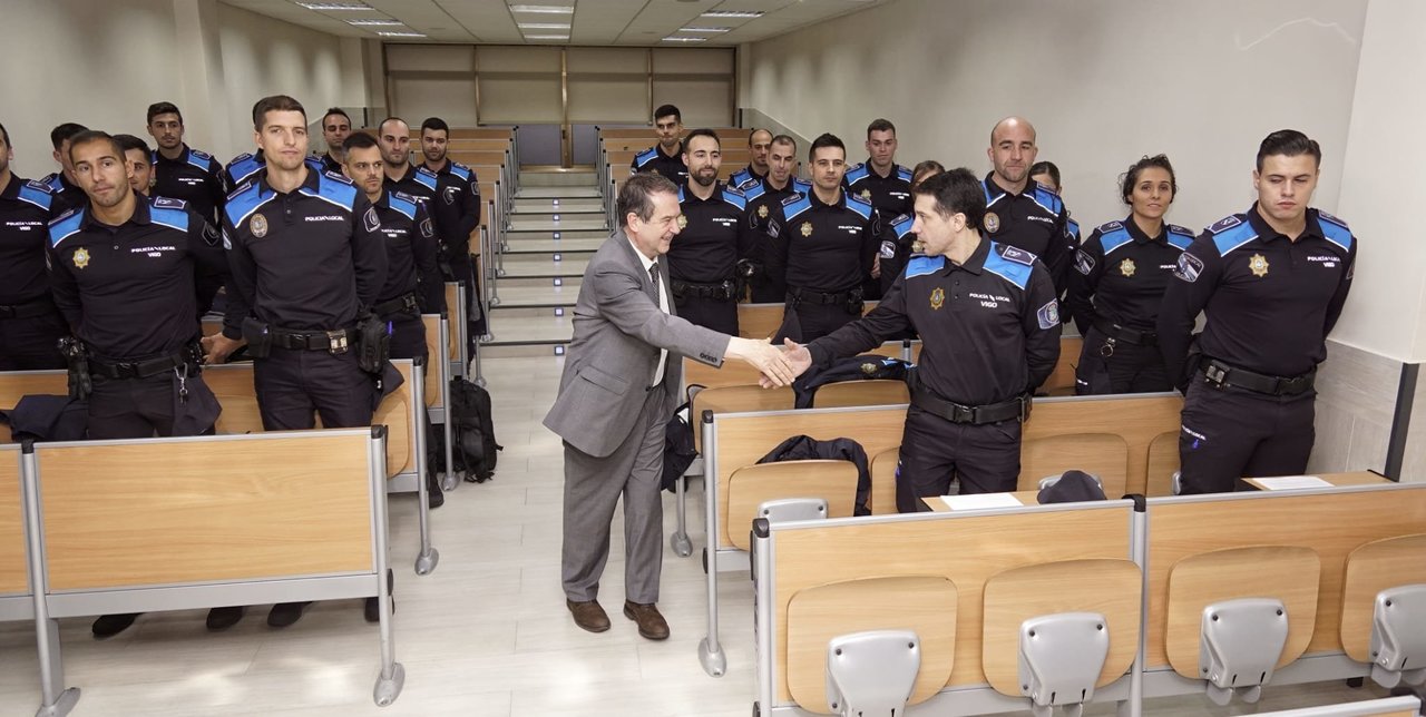 El alcalde saluda a los nuevos policías locales de Vigo
