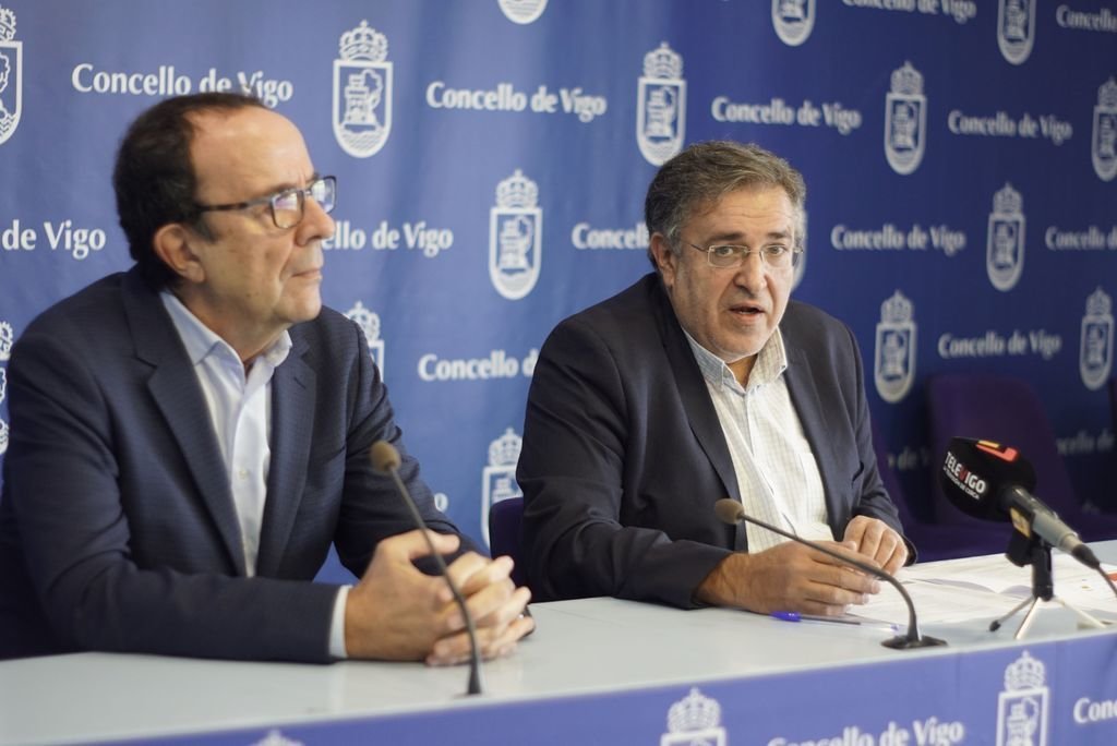 El delegado del Comité Español de Iluminación, Ángel González, y el concejal Javier Pardo.