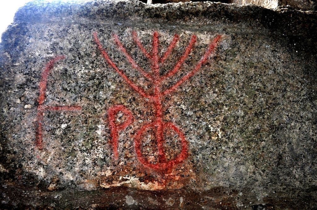 Un &#34;menorah&#34; de un cantero judío grabado en una de las piedras del pórtico de la catedral de Tui.