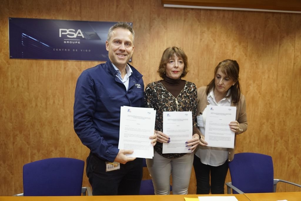 El director de PSA Vigo con Rocío López, de RR HH, y María Quintana, de Juntos contra la Violencia Doméstica.