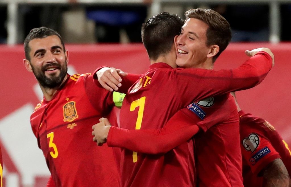 Albiol y Morata felicitan a Pau Torres tras su gol con España.