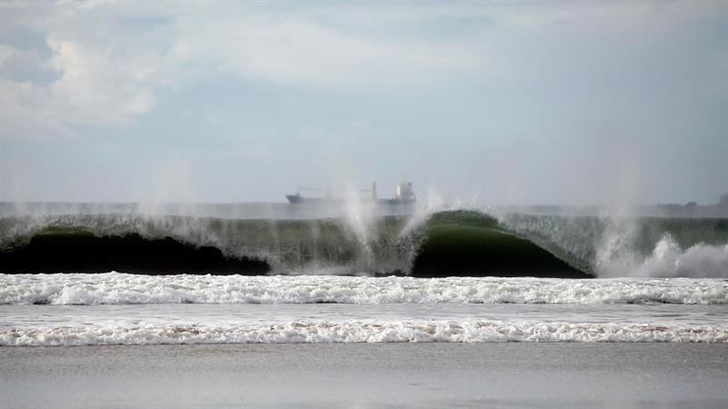 Las olas rompiendo con fuerza en la costa gallega