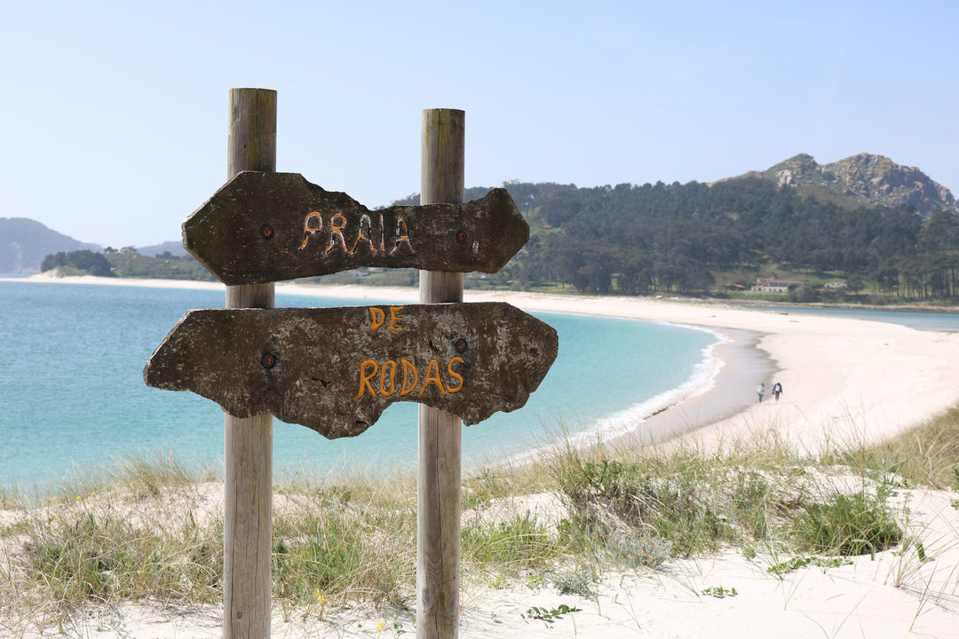 La playa de Rodas, de arenas blancas y aguas cristalinas. A la derecha, el antiguo cementerio. Debajo, acceso a la playa de Figueiras o de “los alemanes”.