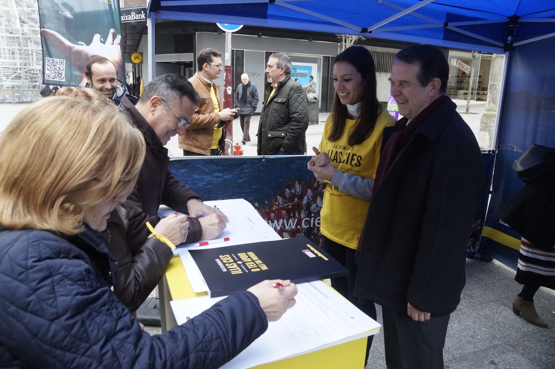 El alcalde Abel Caballero, en una de las recogidas de firmas de apoyo a la candidatura de Vigo.