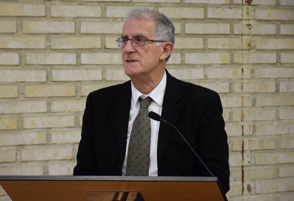 O profesor xubilado Antón Palacio, tradutor e experto en onomástica.