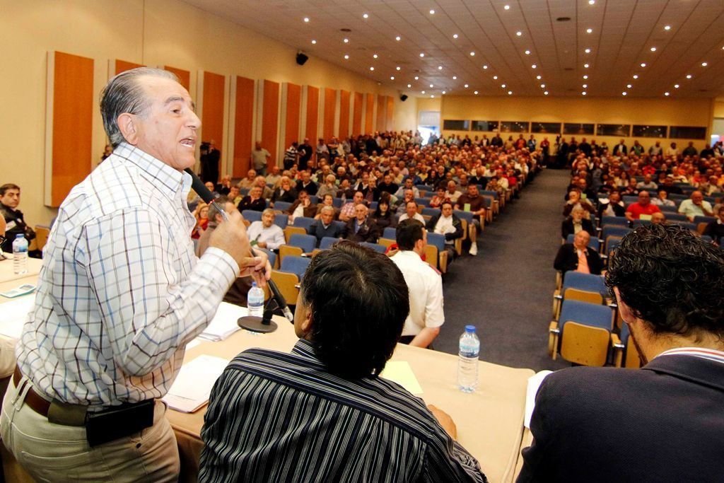 Luis Rodríguez, presidente de la comunidad de montes de Cabral, en una asamblea.
