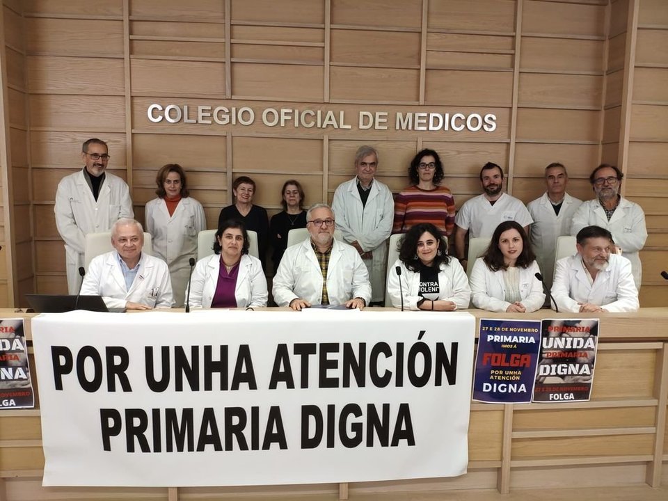 El comité de huelga de los médicos, ayer en Santiago.
