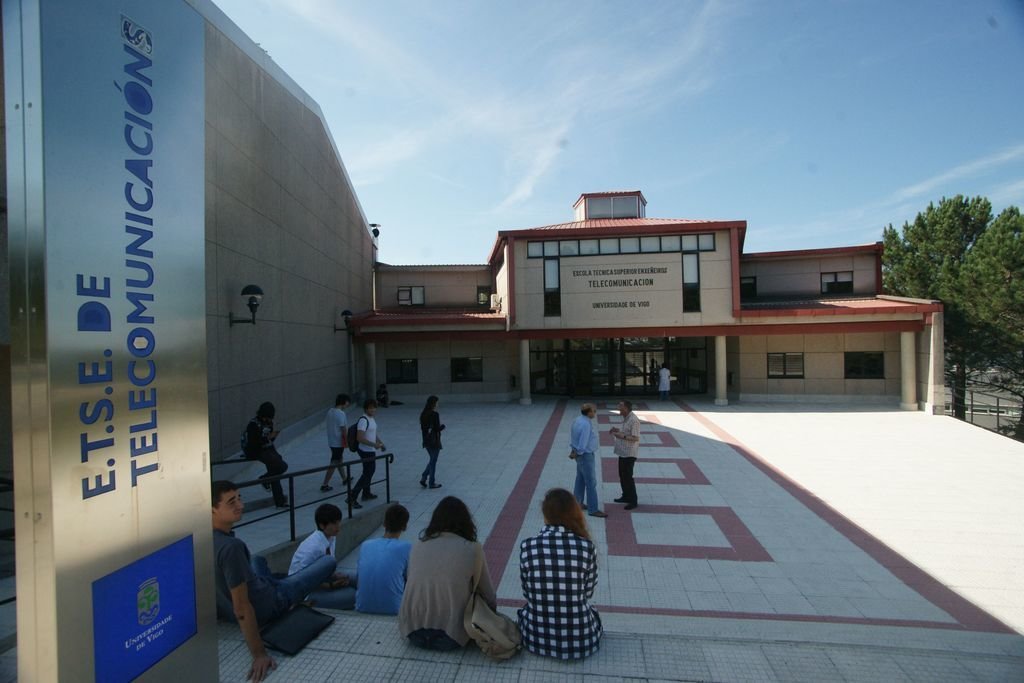 La Escuela de Ingeniería de Telecomunicaciones, situada en el campus de Vigo.