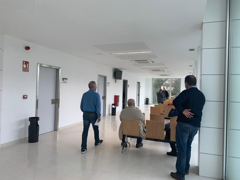Pacientes en la sala del centro de salud de As Ánimas en Gondomar esperando a ser atendidos por sus médicos.