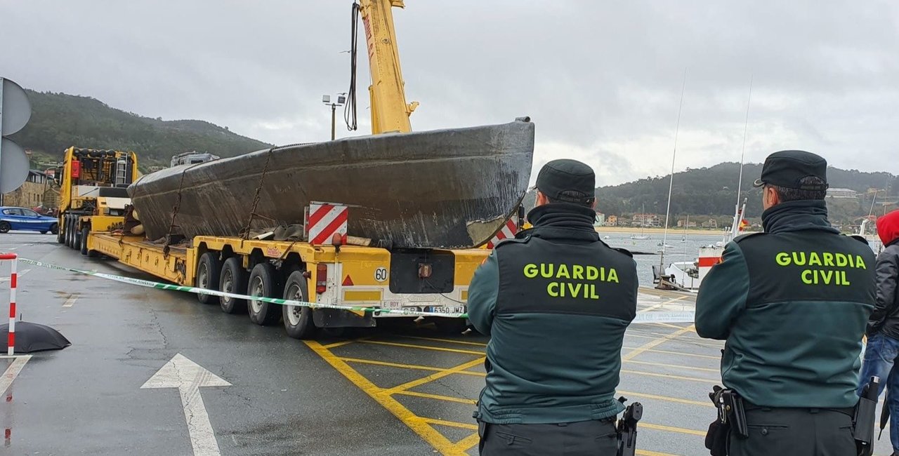 El narcosubmarino fuera del agua en Aldán // JV Landín