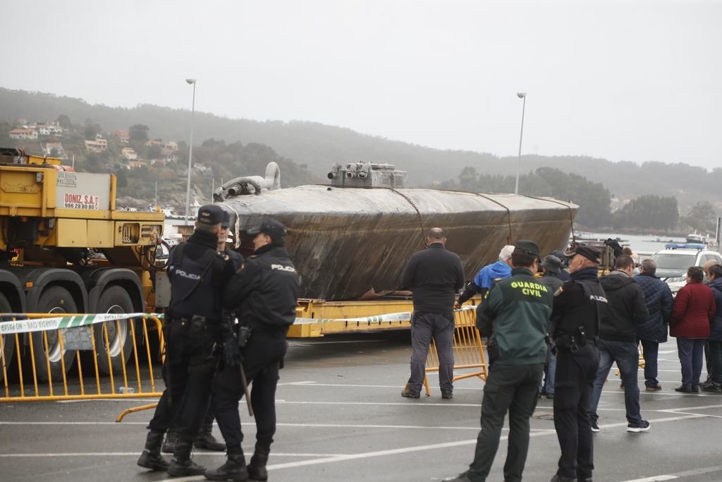 El narcosubmarino fue transportado ayer desde el puerto de Añdán a la Escuela Naval de Marín para su análisis exhaustivo.