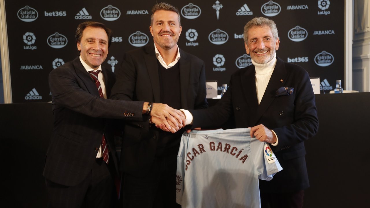 Felipe Miñambres y Carlos Mouriño presentaron al nuevo entrenador, Óscar García Junyent.