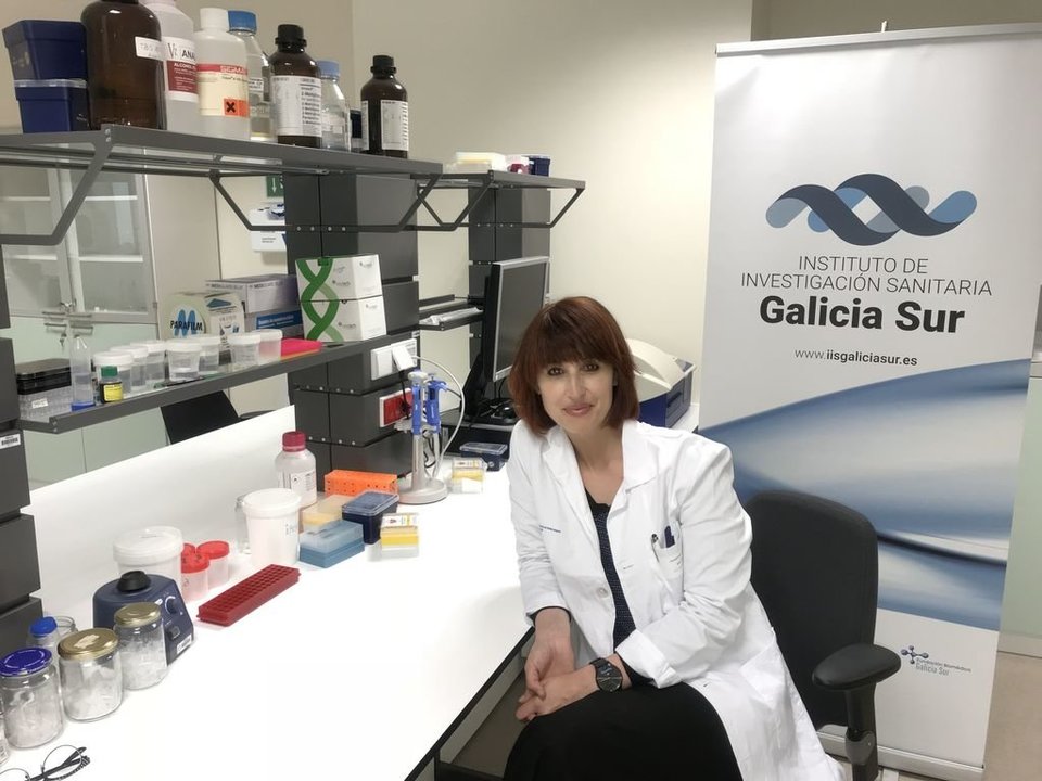La investigadora Eva Póveda trabaja en los laboratorios del Álvaro Cunqueiro.