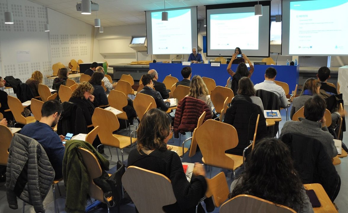 Los investigadores participaron ayer en una sesión de trabajo en un aula del edificio Miralles.