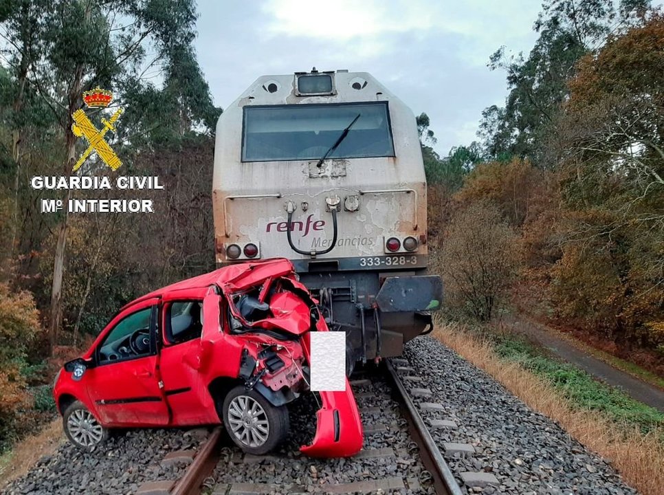 Imagen facilitada por la Guardia Civil del turismo y la máquina implicados en el accidente.