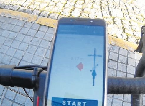 El dispositivo mide la distancia a la que pasa un vehículo junto a un ciclista