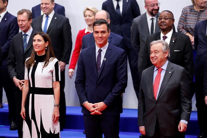 El presidente del Gobierno en funciones, Pedro Sánchez (c) junto con la presidenta de la COP y ministra chilena del clima, Carolina Schmidt (c-i) y el secretario general de las Naciones Unidas (ONU), António Guterres (c-d)