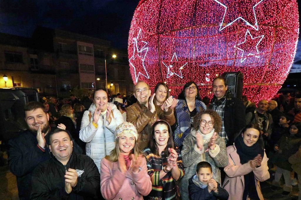 El grupo de gobierno de Ponteareas posando ante la gran bola de luces.
