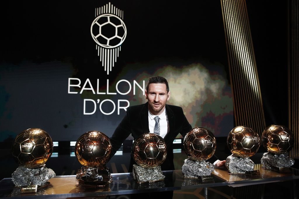 Leo Messi posa con los seis balones de oro que ha ganado a lo largo de su carrera, algo que ningún otro futbolista ha logrado.