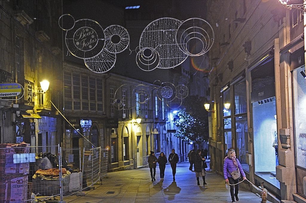 El alumbrado navideño en Ourense ya está colocado en varios puntos para su inauguración este jueves.