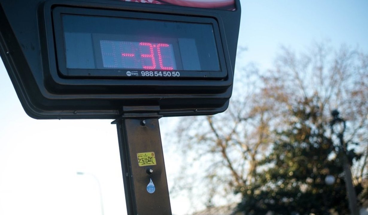 Un termómetro marca temperaturas bajo cero (ÓSCAR PINAL).