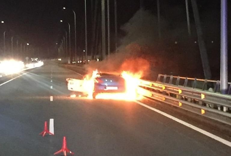 El coche en llamas, en mitad del puente de Rande //  Alberte