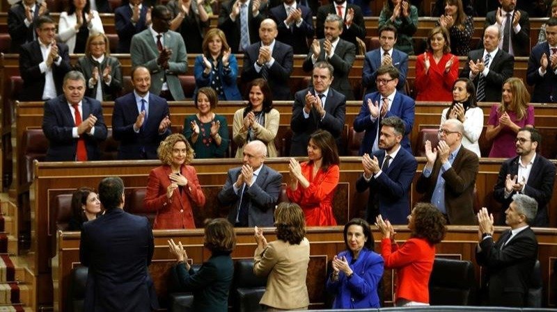 La diputada socialista por Barcelona Meritxell Batet,iz., es aplaudida por la bancada socialista tras ser elegida presidenta del Congreso