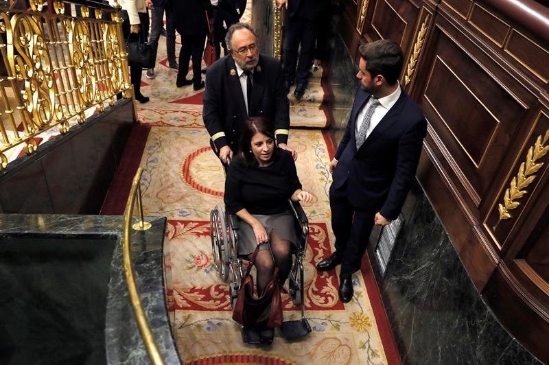La portavoz del PSOE en el Congreso, Adriana Lastra, abandona el hemiciclo en silla de ruedas