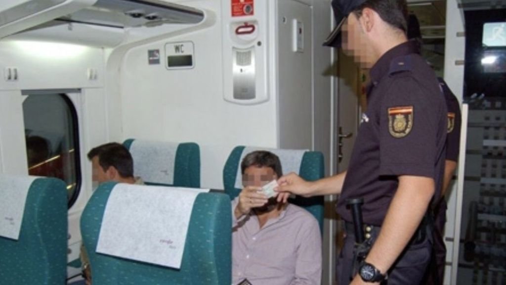 Agentes de la brigada móvil de Madrid, durante un control de pasajeros en tren.